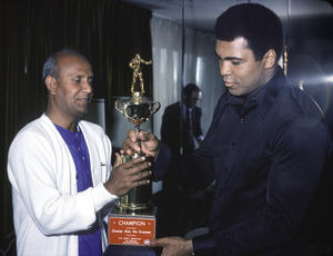 Sri Chinmoy remet un trophée à Mohamed Ali